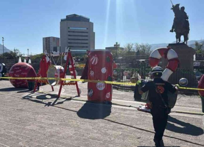 tormenta-de-viento-afecta-decoracin-navidea-en-la-macroplaza-de-monterrey