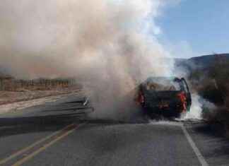 Camioneta recién comprada se incendia en la carretera a Parras; familia sale ilesa camioneta-recin-comprada-se-incendia-en-la-carretera-a-parras-familia-sale-ilesa