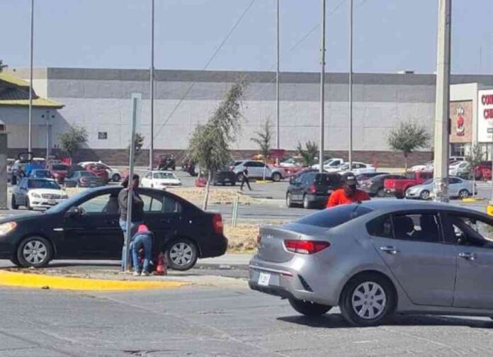 riesgo-de-nios-migrantes-en-saltillo-sobrevivir-entre-autos-video