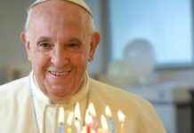 aniversario-de-12-aos-del-papa-francisco-celebracin-con-pastel-en-hospital