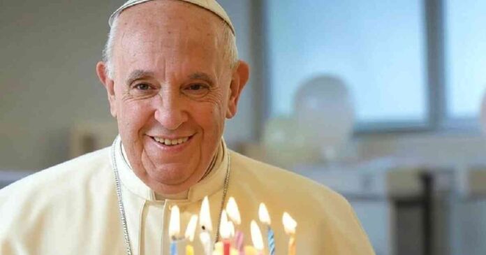 aniversario-de-12-aos-del-papa-francisco-celebracin-con-pastel-en-hospital