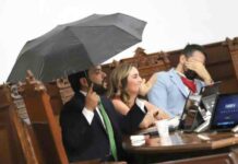 alberto-hurtado-regala-paraguas-a-gerardo-aguado-para-visitar-colonias-en-coahuila