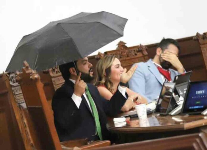 alberto-hurtado-regala-paraguas-a-gerardo-aguado-para-visitar-colonias-en-coahuila