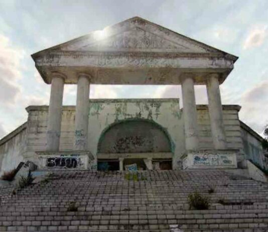 el-centro-comercial-abandonado-de-edomex-la-acrpolis-en-ruinas