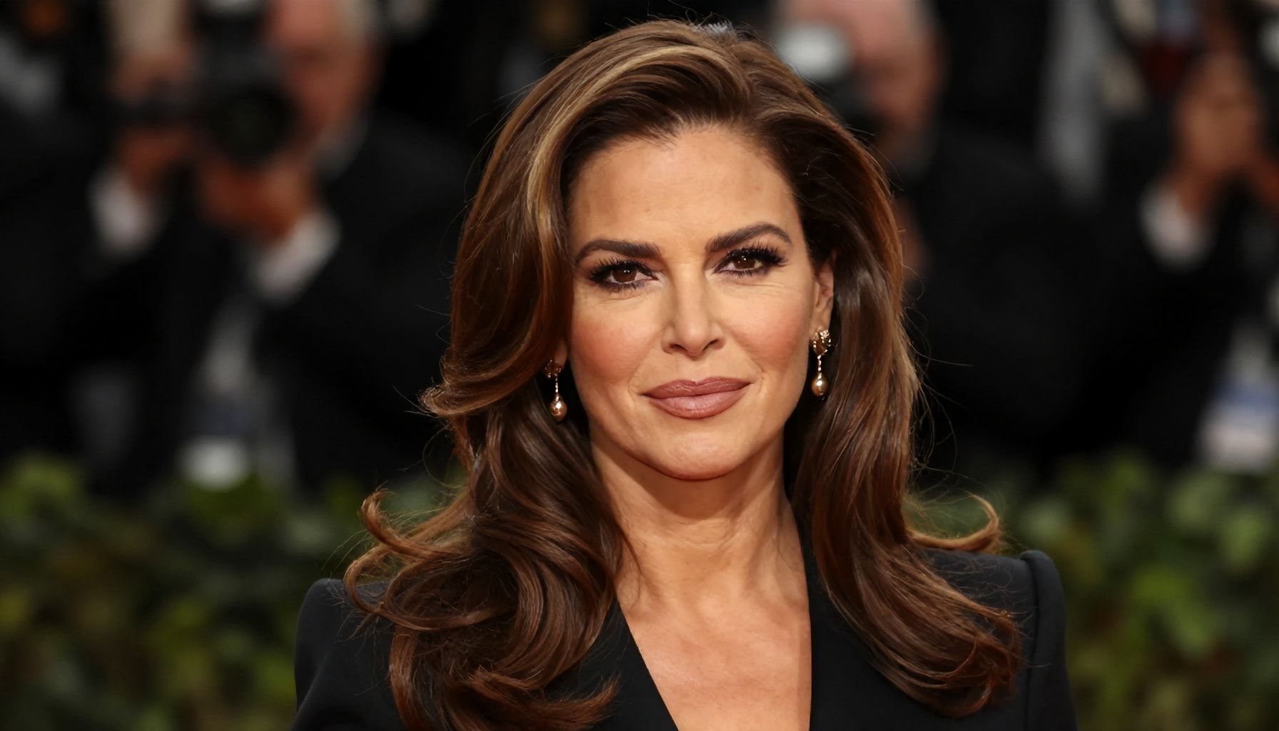 Cómo Catherine Zeta-Jones logra su icónico estilo clásico con un toque moderno*