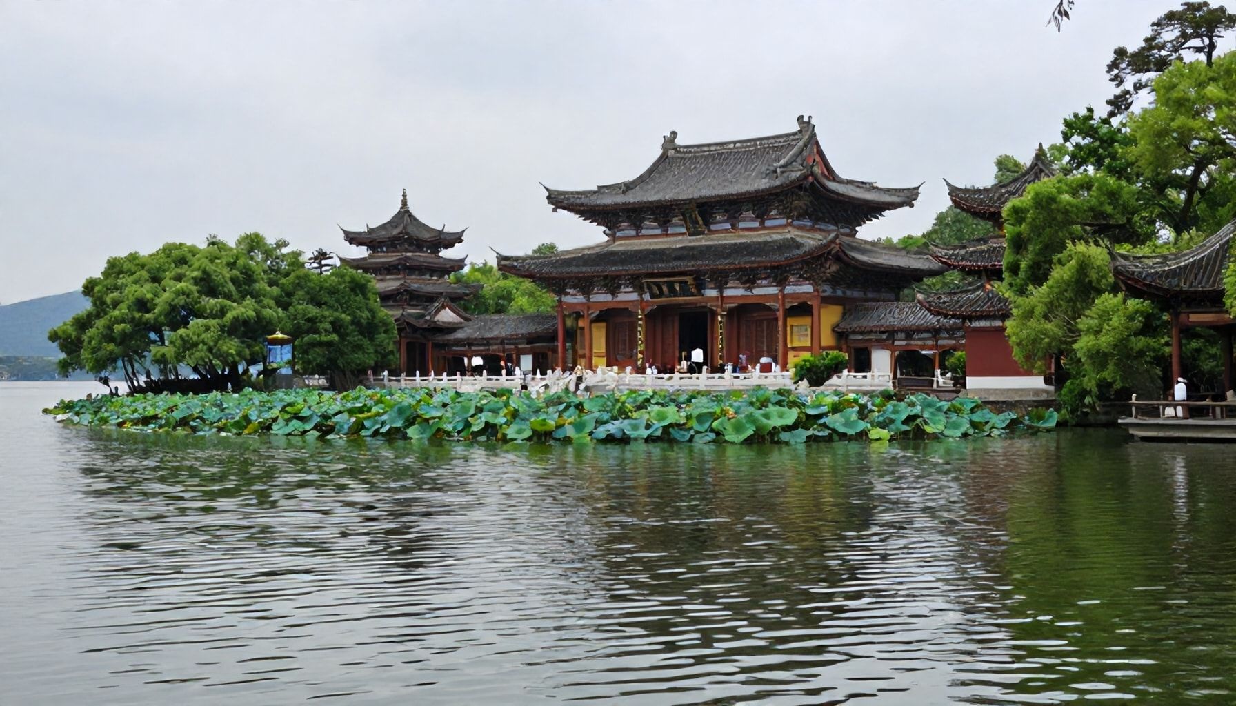 Guía práctica para visitar el lago y los templos con respeto y autenticidad*